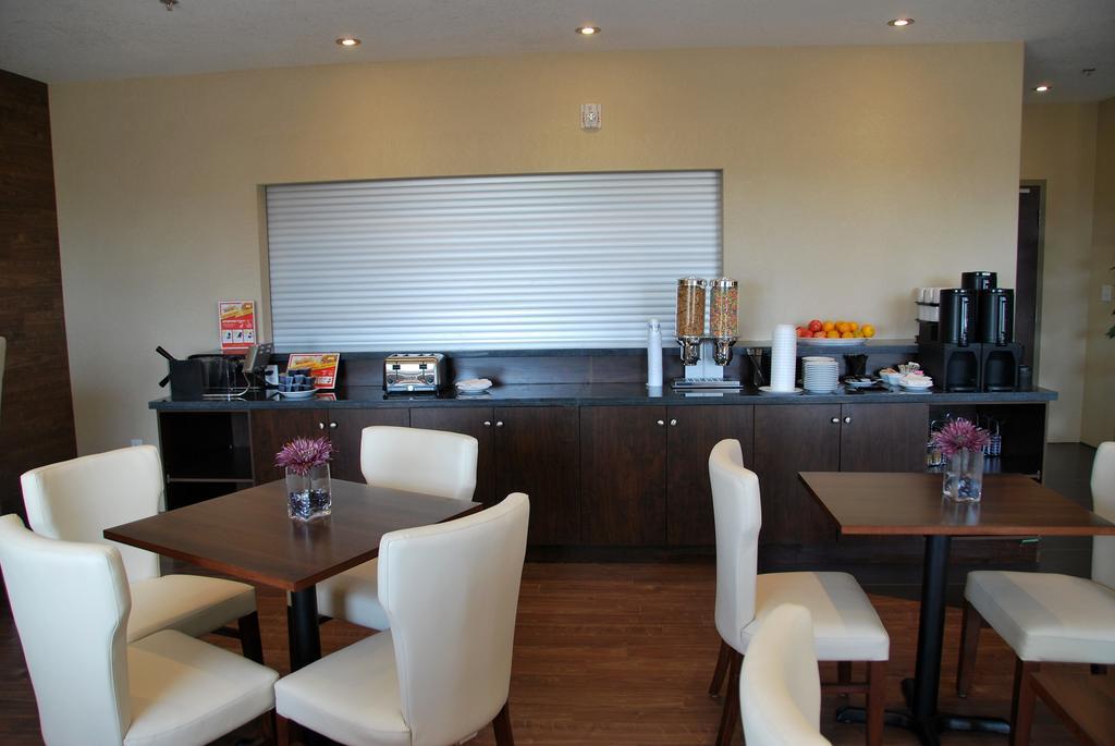 Days By Wyndham Airport West Hotel